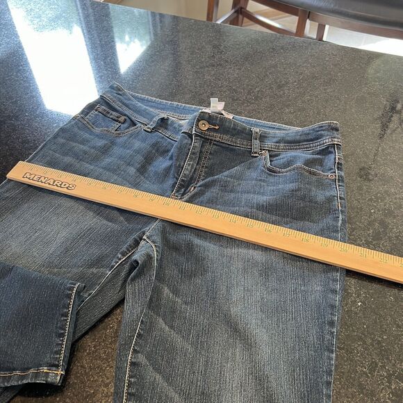 Chicos Jeans 2 Womens Short Medium Wash Wash Boot Cut Mid Rise Denim $89 J - Picture 14 of 16